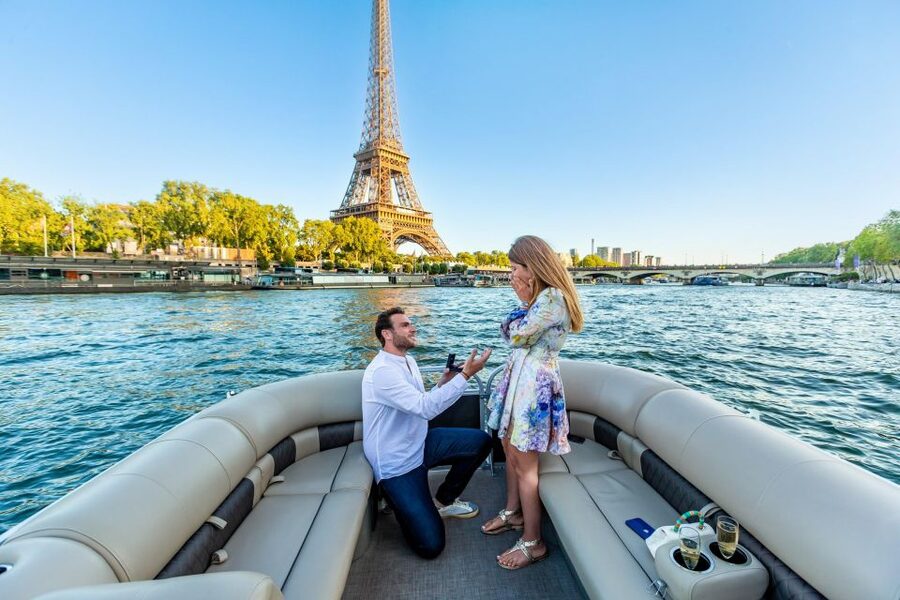 Romantic photo shooting on a private boat in Paris - Paris from the water, with the boat to yourselves