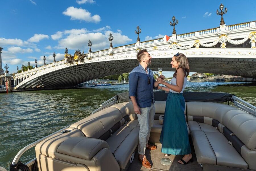 Romantic photo shooting on a private boat in Paris - Boarding near the Statue of Liberty on Île aux Cygnes