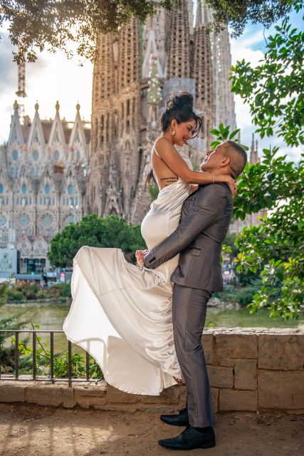 Romantic Photoshoot Experience for Couples in Barcelona - Accessibility, languages, and flexibility