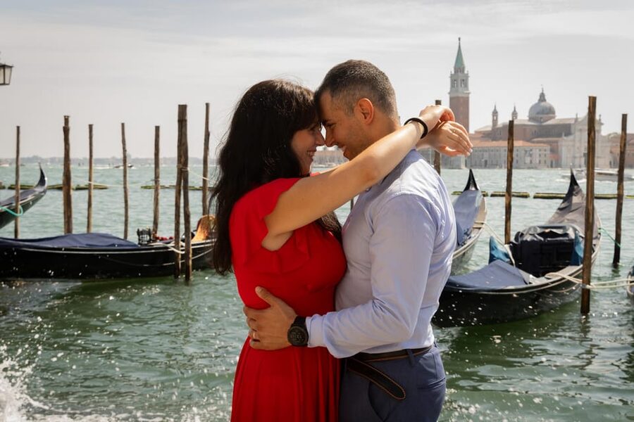 Romantic Photoshoot Experience for Couples in Venice - Why a Venice Carnival photoshoot works so well