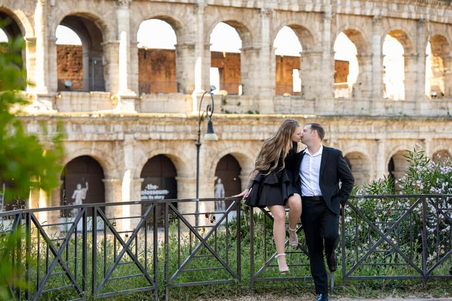 Rome: Colosseum Photoshoot – Private Session - How Moji and Sara handle different types of groups