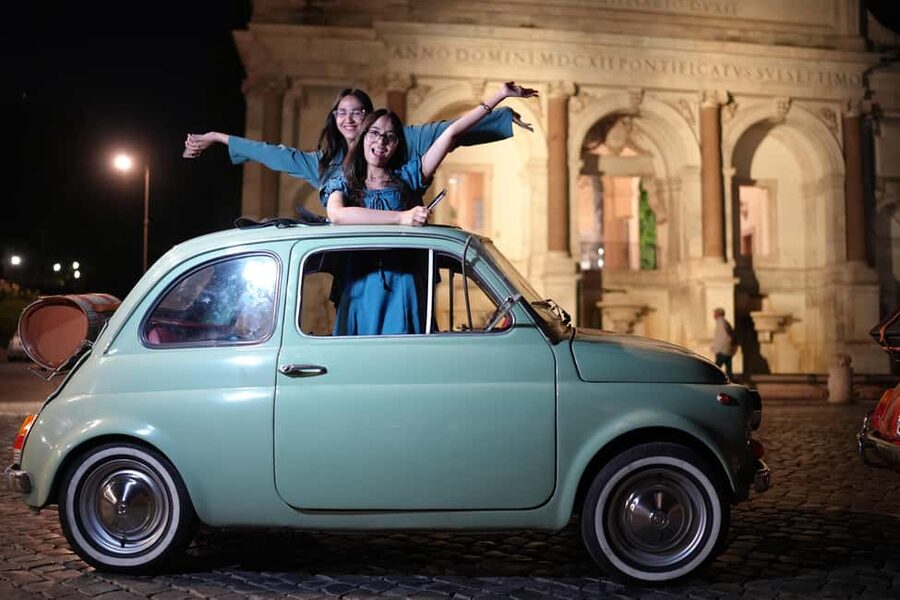 Rome: Night Photo Session in a Fiat 500 with Aperol Spritz - Piazza Trilussa and Rome after dark