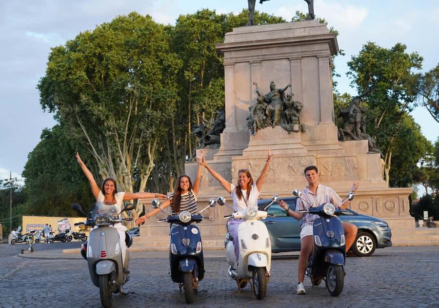 Rome: Night Photography service by Vespa with Aperol Spritz - The Colosseum starts the 90-minute route