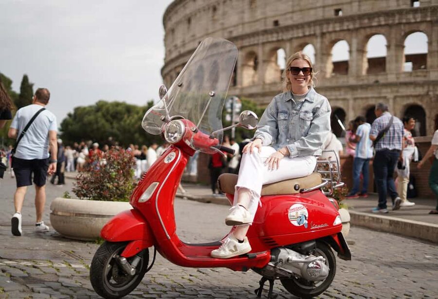 Rome on a Vespa – Photography Service - Passing through Trastevere