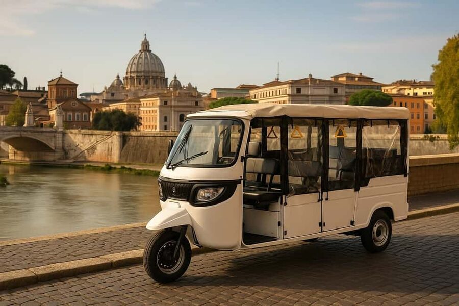 Rome: Photography service with Electric tuk tuk - The Colosseum and Circus Maximus from the road