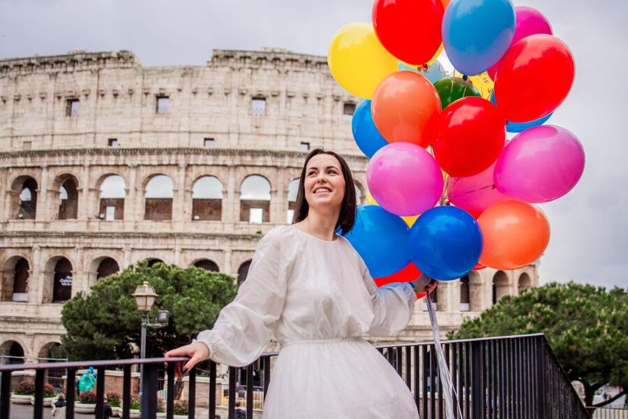 Rome: Professional Photoshoot With Balloons - A 20-minute portrait session beside the Colosseum