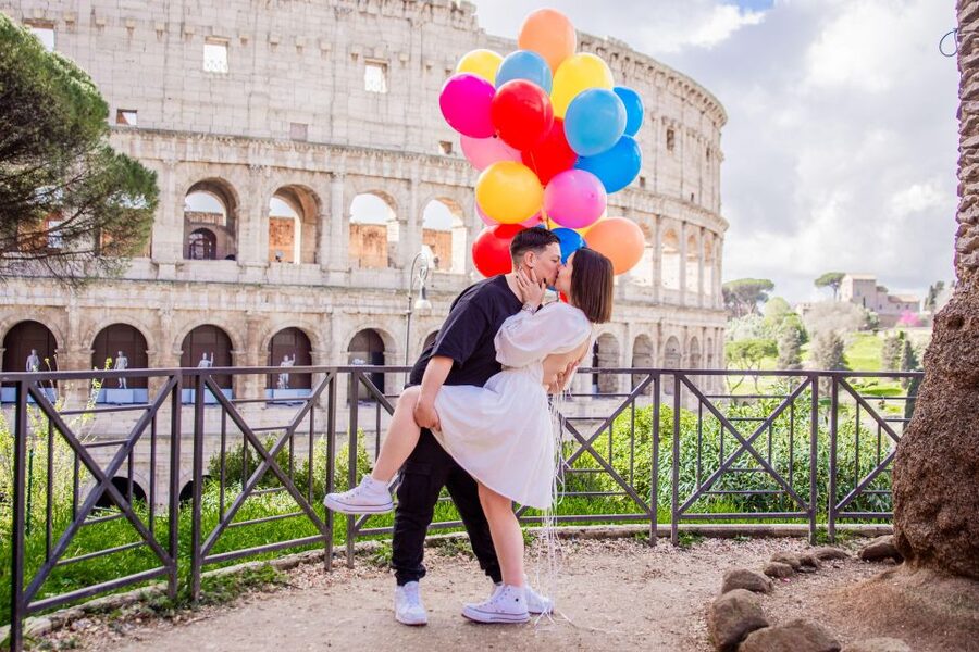 Rome: Professional Photoshoot With Balloons - Meeting at Cafe Roma on Via del Colosseo