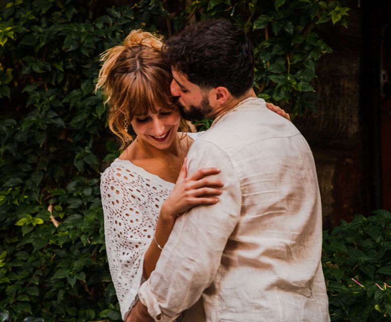 Rome: Romantic Photoshoot for Couples - Picking between the Barcaccia Fountain and Trastevere