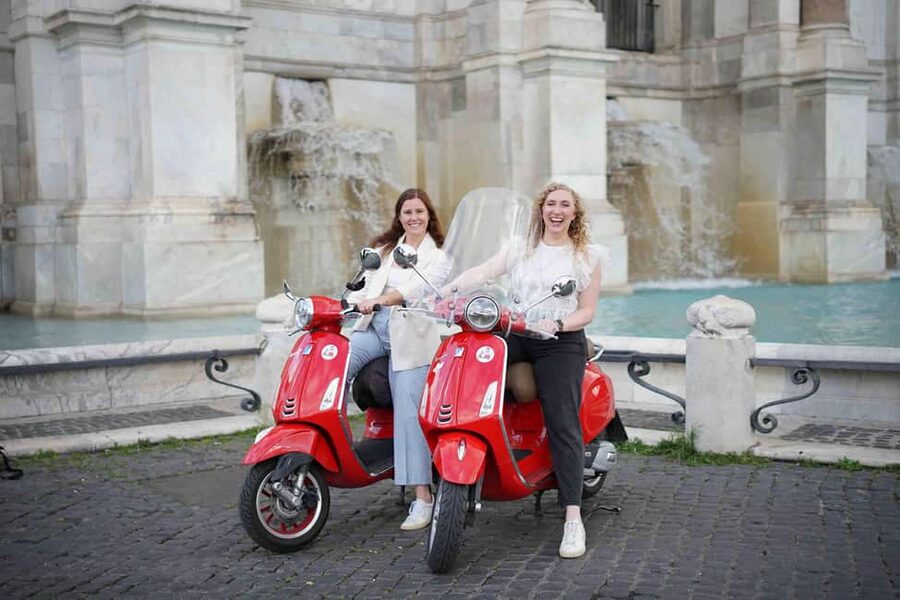 Rome: Vespa Photo Tour with City Center Pickup - Meeting your guide in central Rome