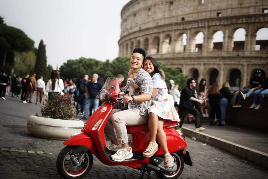 Rome: Vespa Tour with Professional Photographer - Meeting at Cafe Roma