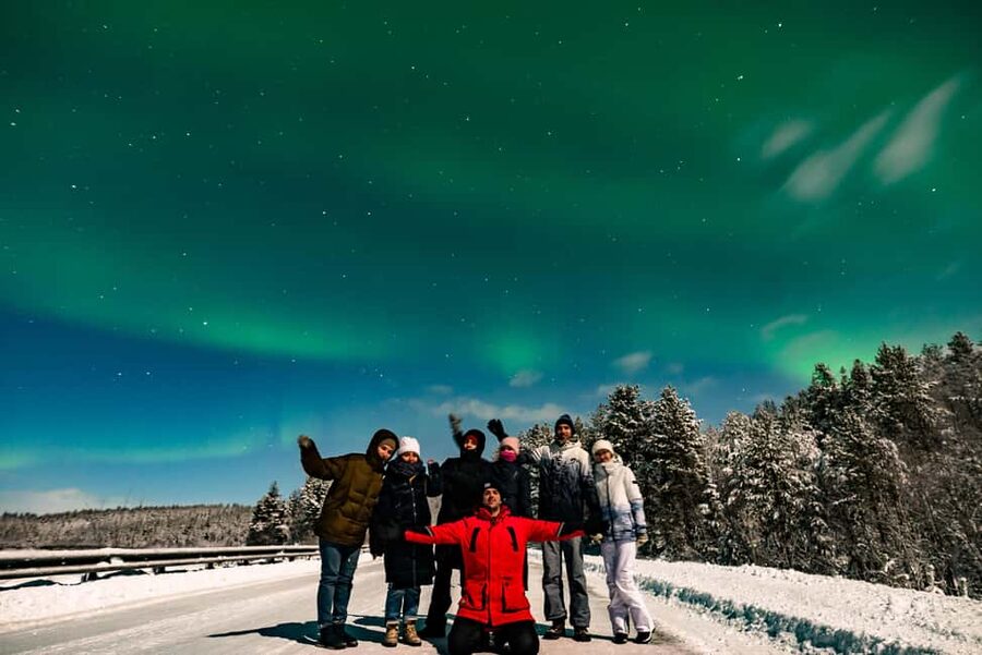 Rovaniemi: Aurora Hunting Photography Tour with BBQ Snacks - Transport, group size, and the feel of the evening