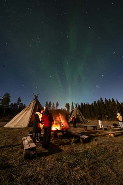 Rovaniemi: Northern Lights Photography Tour & BBQ - A simple Lappish BBQ by the fire