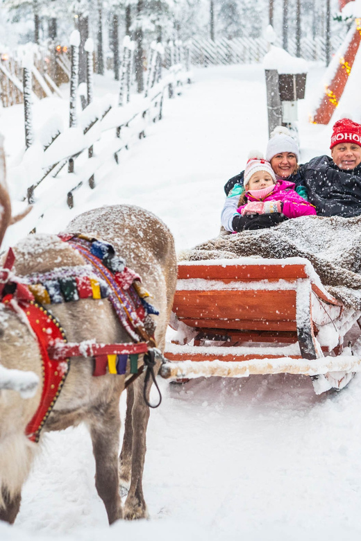 Rovaniemi: Private Pro Photoshoot in Santa Claus Village - Why a private Christmas photoshoot makes sense