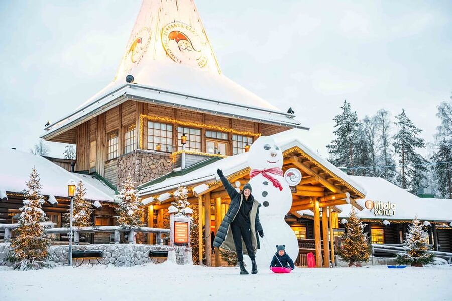 Rovaniemi: Private Pro Photoshoot in Santa Claus Village - Stay for Santa or ride back to Rovaniemi