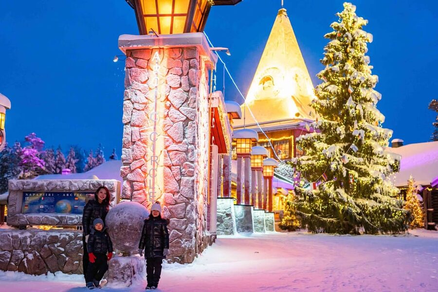 Rovaniemi: Private Pro Photoshoot in Santa Claus Village - The important equipment warning