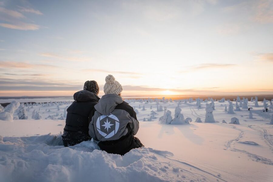 Rovaniemi: Riisitunturi National Park with Pro Photos & BBQ - Climbing through the frozen forest