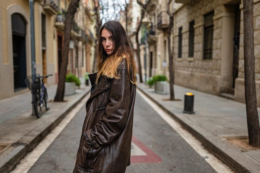 Sagrada Familia cinematic photoshoot - How the photographer helps you look natural