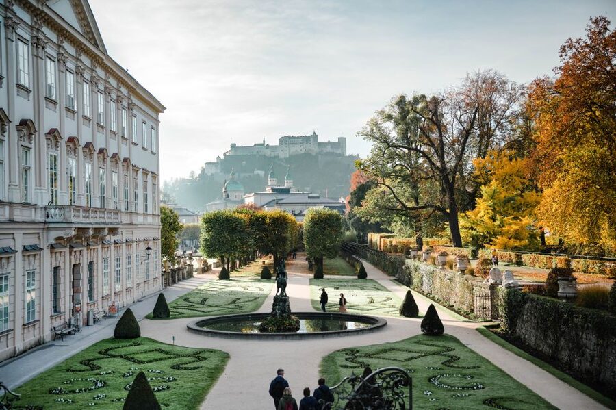 Salzburg: 2-Hour Guided Walking Tour with a Photographer - Timing, weather, and who should book