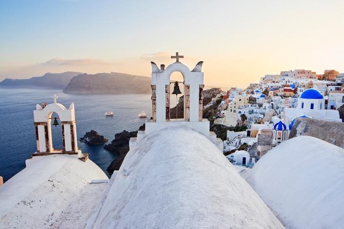Santorini 2h Photoshoot with a photographer & transportation - Key points to know before booking