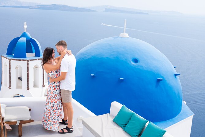 Santorini 2h Photoshoot with a photographer & transportation - Why a Santorini photoshoot can be worth your time