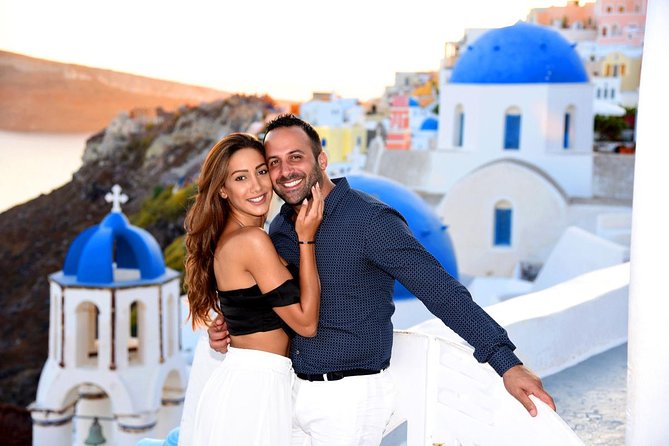 Santorini 2h Photoshoot with a photographer & transportation - Vicky’s direction makes the difference