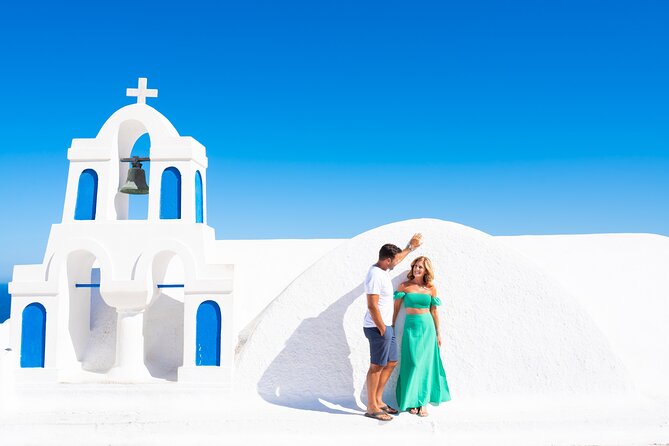 Santorini 2h Photoshoot with a photographer & transportation - Private transport, air conditioning, and summer comfort