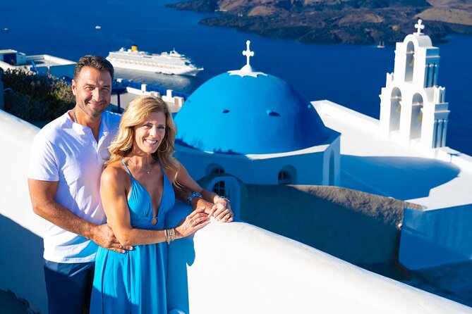 Santorini 2h Photoshoot with a photographer & transportation - Sixty edited photos and the value of the price