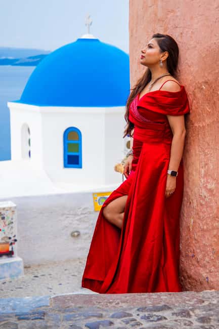 Santorini: 40-minute Photoshoot in Oia - The Blue Domes and Wider Oia Views
