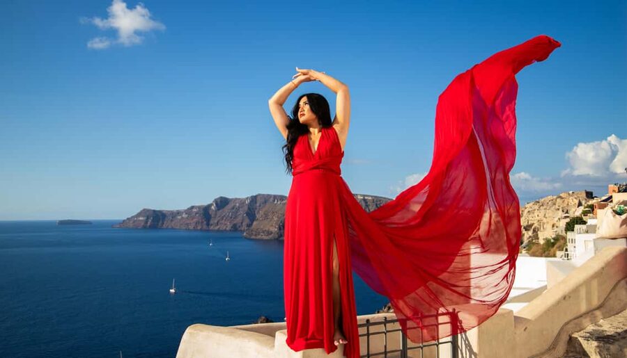 Santorini: 40-minute Photoshoot in Oia - The Viewpoint Stop and the Final Walk