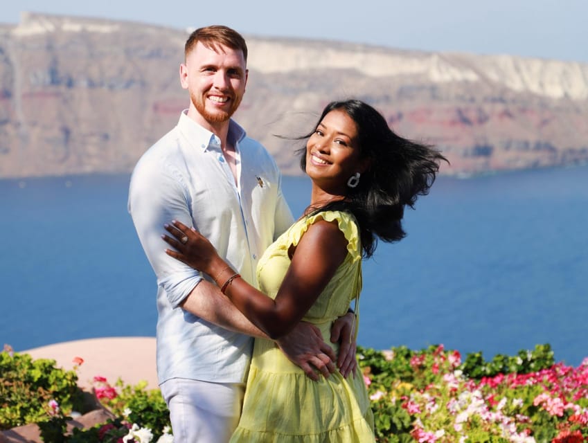Santorini: 40-minute Photoshoot in Oia - Posing Help for Couples, Families, and Solo Visitors
