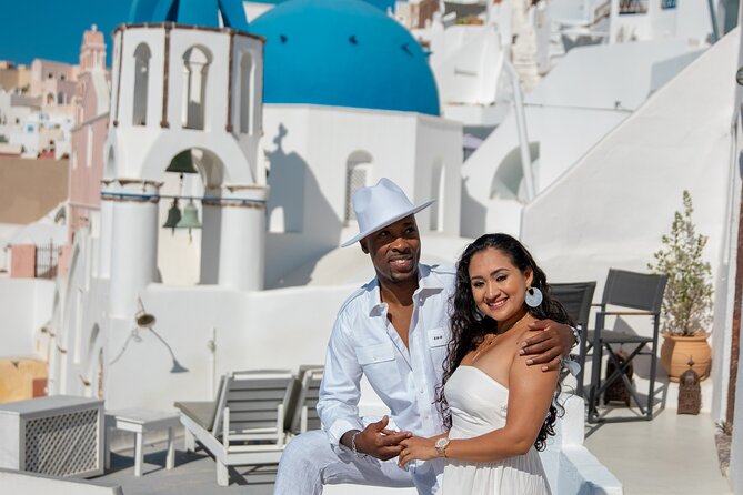 Santorini couple photoshoot with 50 edited photos! - Posing help for people who dislike posing