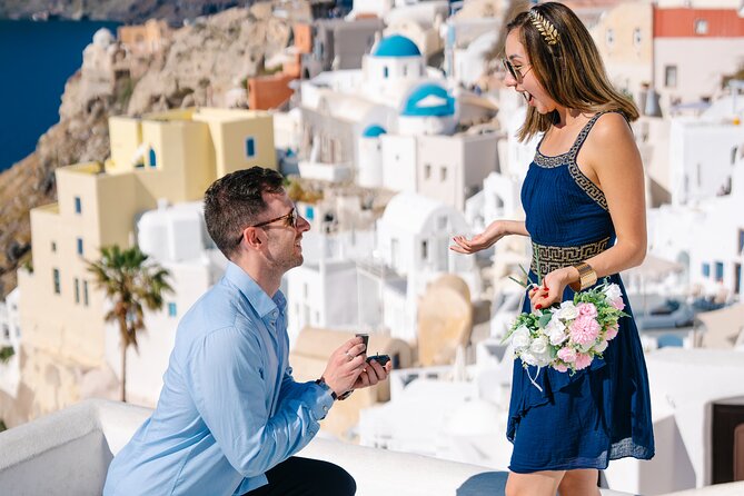 Santorini: Customized Private Photoshoot Walk in Oia - Walking through Oia’s best photo settings