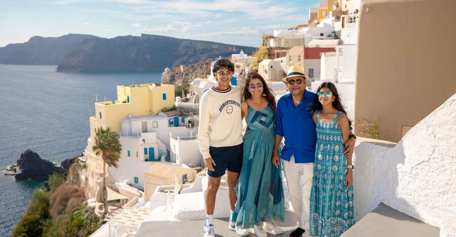 Santorini Family Photoshoot (Oia Village) - One hour with children: short, useful, and active