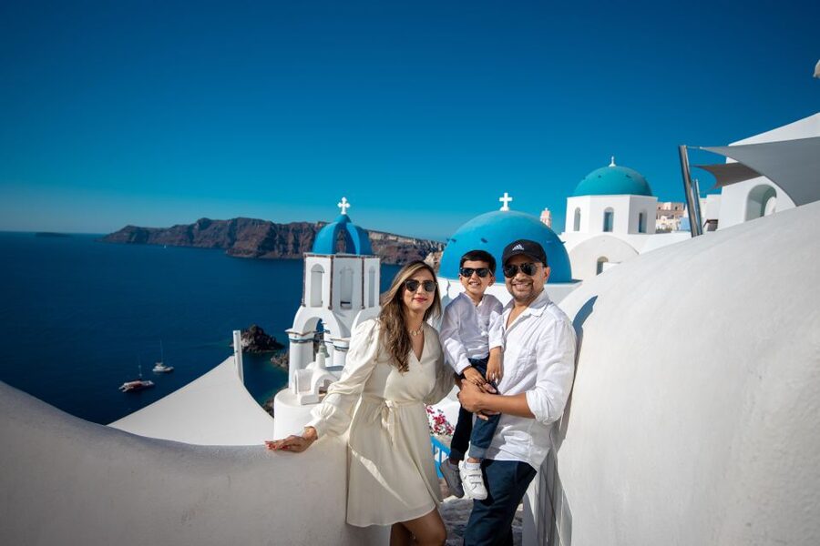 Santorini Family Photoshoot (Oia Village) - Following the photographer to Oia’s best views