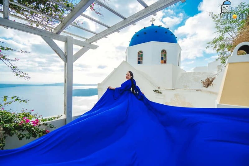 Santorini:FlyingDress Photoshoot with edited pics and pickup - Choosing the dress and creating the flying effect