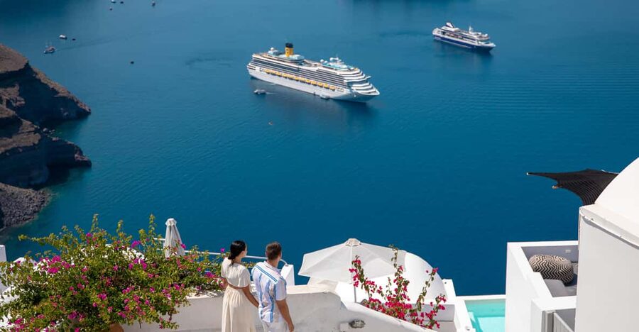 Santorini: Imerovigli or Fira Photoshoot - Meeting your photographer in Imerovigli or Fira