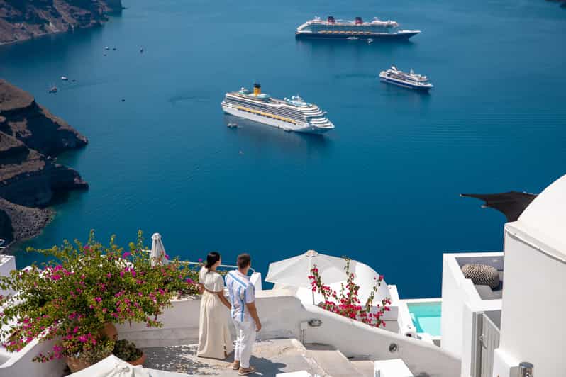 Santorini: Imerovigli or Fira Photoshoot - How the posing guidance changes the session