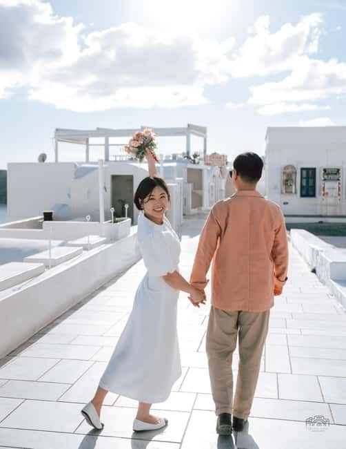 Santorini: Oia Private Couple Photoshoot with 35 Photos - From village lanes to sea views