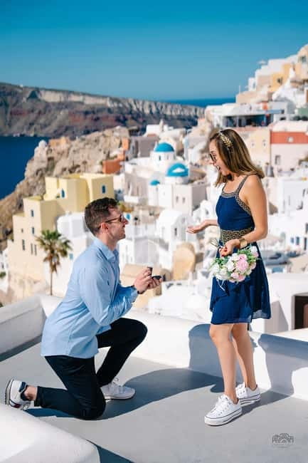 Santorini: Oia Private Couple Photoshoot with 35 Photos - The practical drawbacks to consider