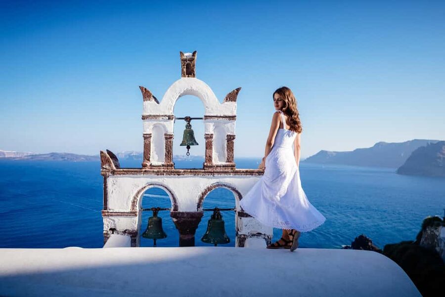 Santorini: Private Photoshoot with Professional Photographer - Meeting the photographer outside the coffee little square