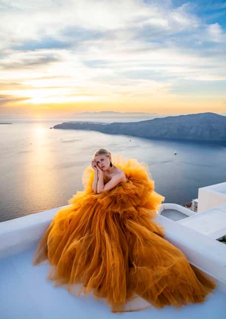 Santorini: Proffessional Flying Dress Photoshoot - The one-hour route through Imerovigli