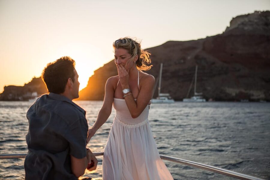 Santorini Proposal: A Luxury Photoshoot for Your Yes! Moment - The first minutes: getting comfortable