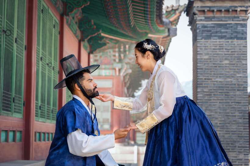 Seoul: Hanbok Photo Tour at Gyeongbokgung Palace - Choosing from 1,500 hanboks