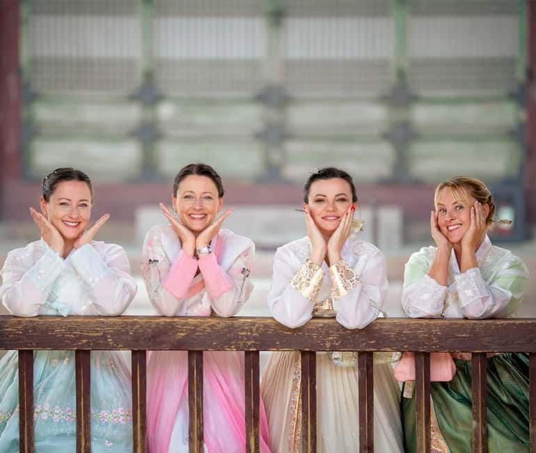 Seoul: Hanbok Photo Tour at Gyeongbokgung Palace - Entering Gyeongbokgung in hanbok