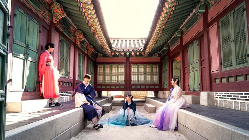 Seoul: Modern Hanbok Dress Photoshoot Gyeongbokgung Palace - Meeting Mike at Young Chu Mun
