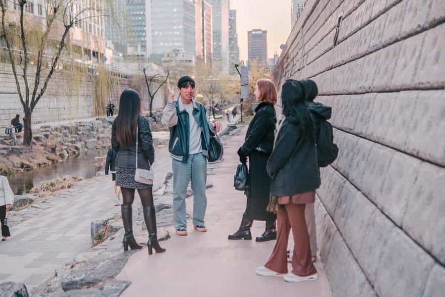 Seoul: Street Photoshoot and Hidden Gem History Walking Tour - Cheonggyecheon at the changing light