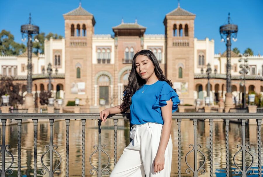 Seville: Professional Photoshoot at Plaza de España - Working through Plaza de España