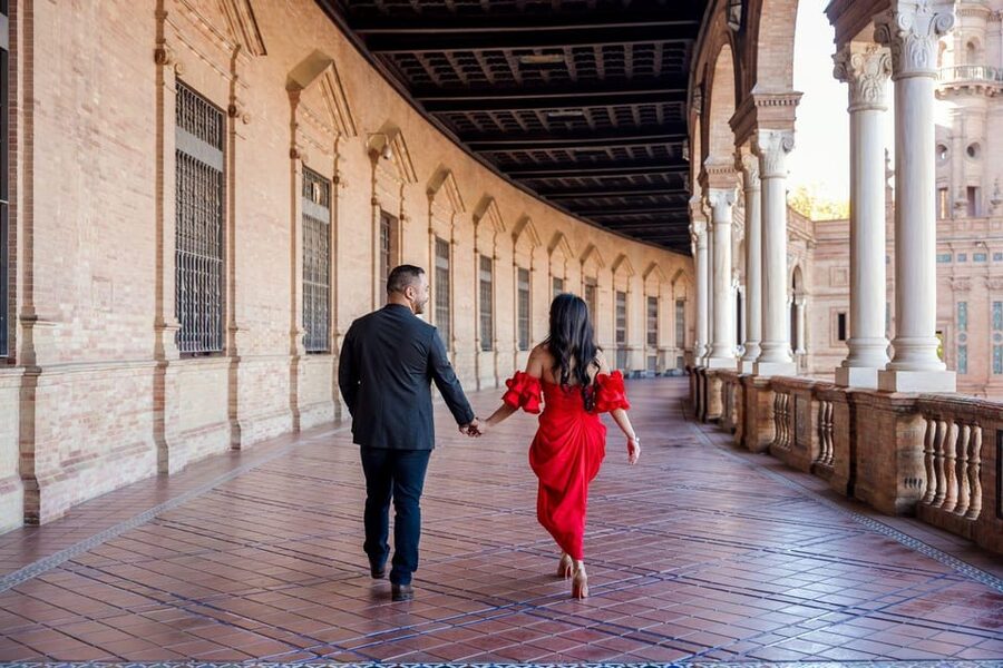Seville: Romantic photoshoot for Couples - Meeting your photographer in Seville