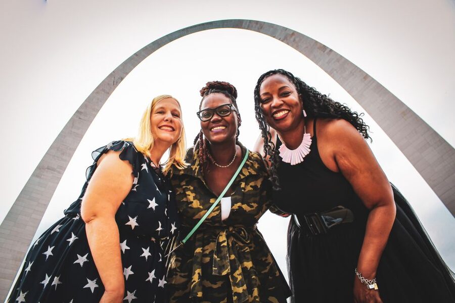 St. Louis: Gateway Arch and Old Court House Photoshoot - Posing beside the Gateway Arch