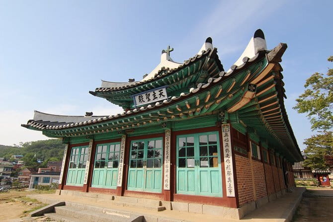 Street photoshoot and Seoul Hidden gem History Walking Tour - What the photography package really includes
